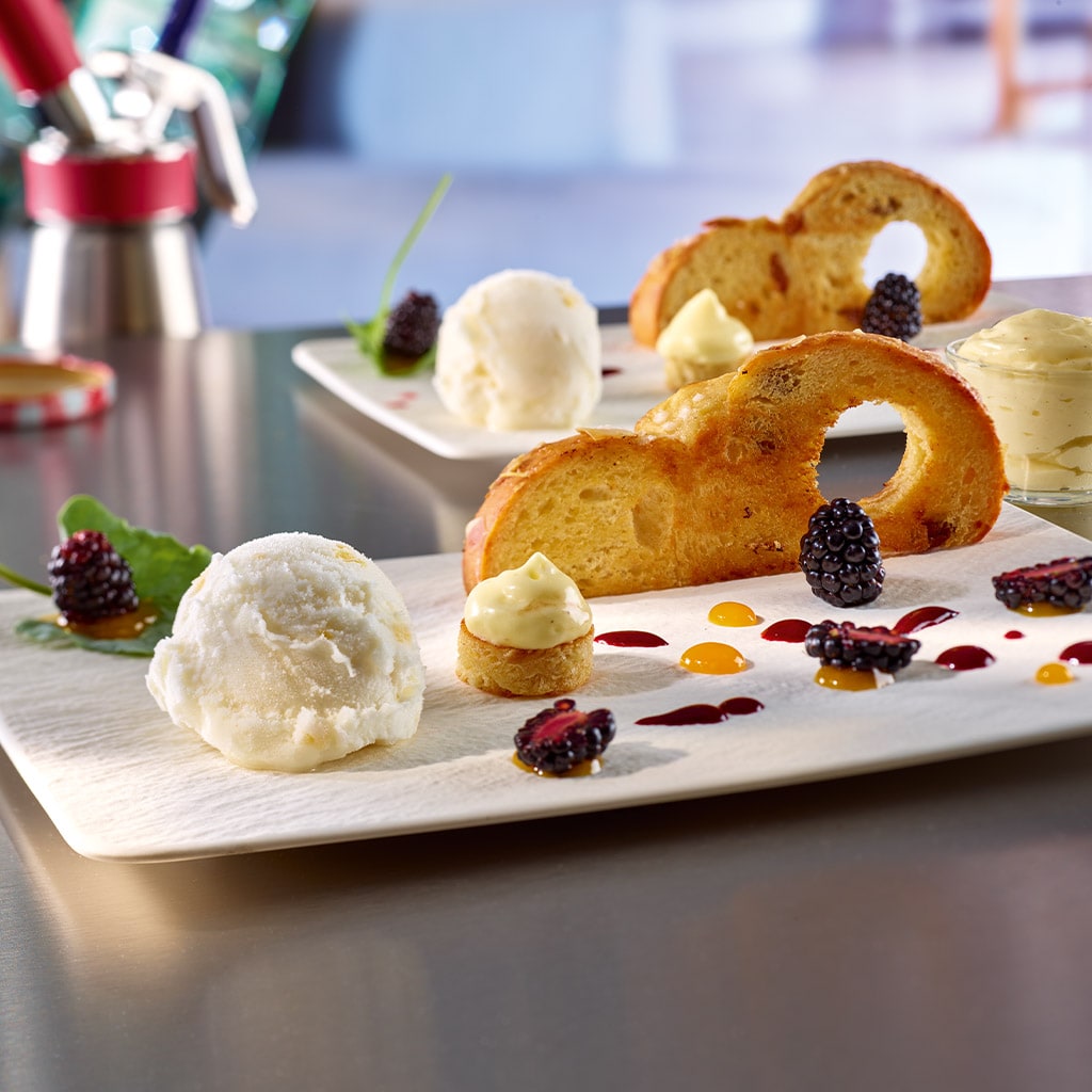 Getoasteter Striezel mit Vanilleschaum, Brombeeren & Zitronensorbet